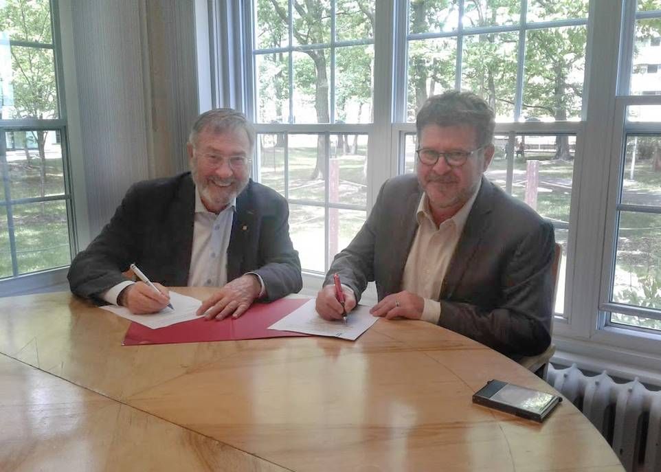 Rénald Bergeron, vice-recteur aux affaires externes, internationales et à la santé, et Patrick Caron, vice-président aux affaires internationales à l'Université de Montpellier, lors de la signature de l'accord-cadre.