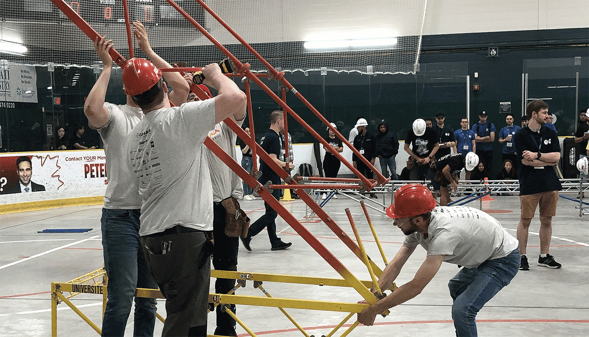 L’Équipe de structure de l’Université Laval en action durant la construction de son pont d’acier lors de la compétition canadienne se déroulant à London en Ontario.