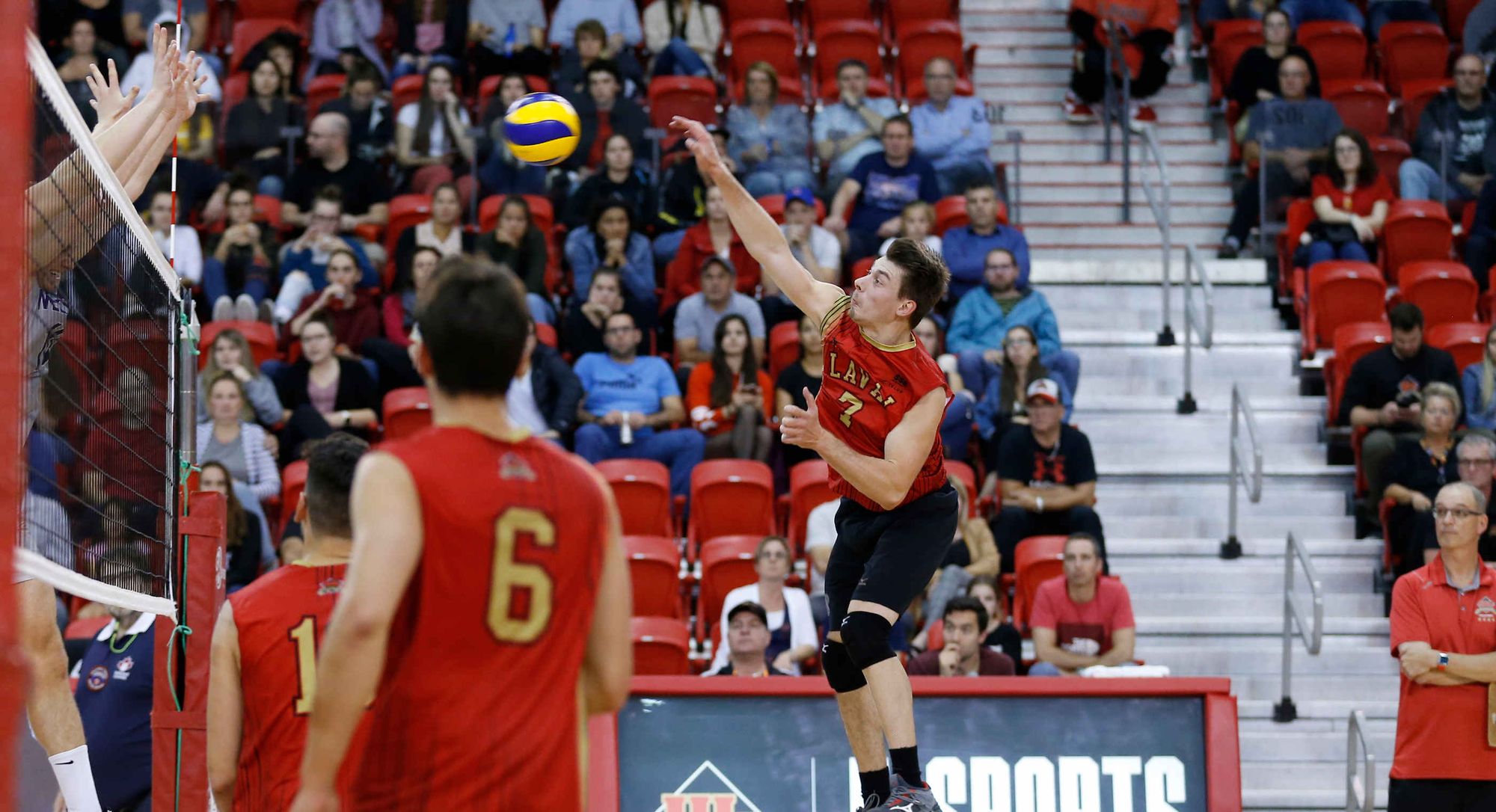 Nicolas Fortin, de l’équipe masculine de volleyball Rouge et Or
