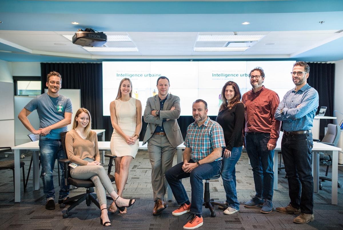 Le 20 septembre, dans les bureaux de l’UMR-SU situés dans le Parc technologique du Québec métropolitain. Le professeur Sébastien Tremblay, debout au centre, pose en compagnie de membres de l’UMR-SU et d’employés de la Société de valorisation des applications de la recherche de l’Université Laval (SOVAR), un fréquent collaborateur de l’UMR. Les membres de l’UMR sont, de gauche à droite, Benoit Béchard, doctorant en psychologie cognitive et politique, stagiaire responsable à l’UMR de l’axe gouvernance et participation citoyenne, Sarah Savage, étudiante inscrite au microprogramme de deuxième cycle en administration des affaires – développement organisationnel et stagiaire à l’UMR, Gabrielle Teyssier-Roberge, doctorante en relations industrielles et psychologie cognitive et stagiaire à l’UMR-SU en transformation numérique, développement organisationnel et ressources humaines, et Isabelle Turcotte, professionnelle de recherche à l’École de psychologie et responsable de l’axe sécurité urbaine à l’UMR-SU. Les employés de SOVAR sont Gregory Hersant, Gad Sabbatier et Mohammed El Amraoui.
