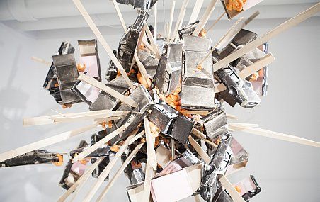 L'étudiant en arts visuels Guillaume Tardif crée des installations et des sculptures à partir d'objets du quotidien. Son travail sera mis à l'honneur au Pantoum dans le cadre de la Bourse RIDEAU.