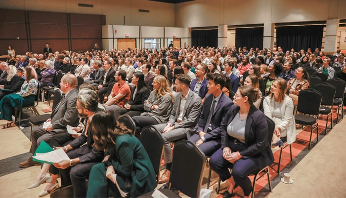 <p>Quelque 400 personnes étaient réunies pour voir et entendre les juges de la Cour suprême.</p>