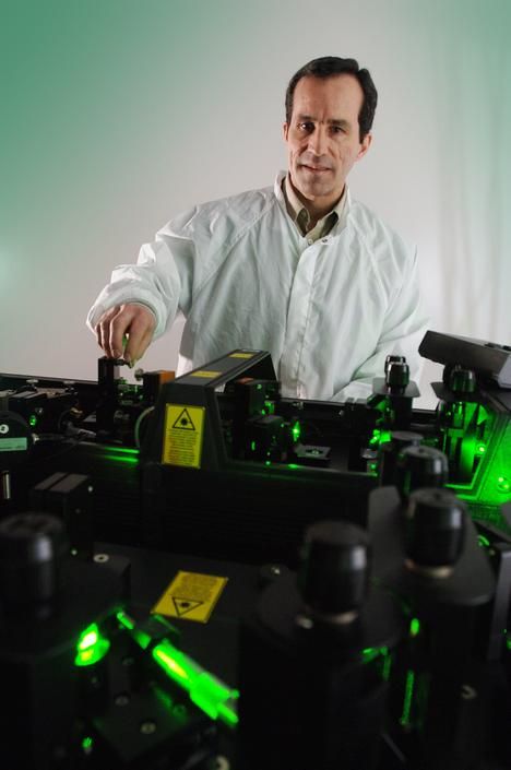 <p>Les chercheurs de la chaire que dirigera Réal Vallée travailleront à l'échelle de la femtoseconde, soit à un millionième de milliardième de seconde.</p>