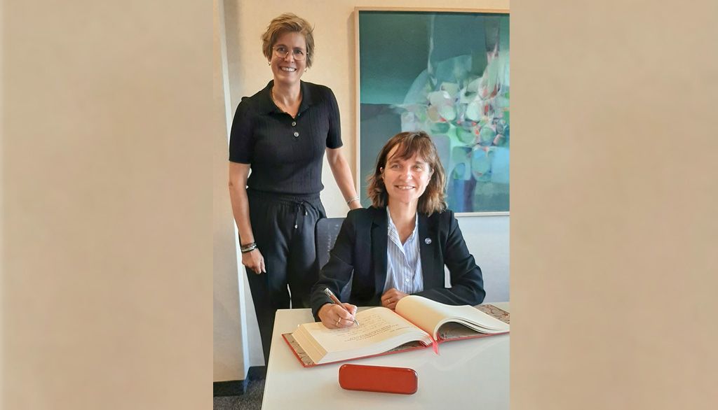 La rectrice Sophie D'Amours en compagnie de Nathalie Drach-Temam, présidente de Sorbonne Université, signant le livre d'or de l'Université Laval.