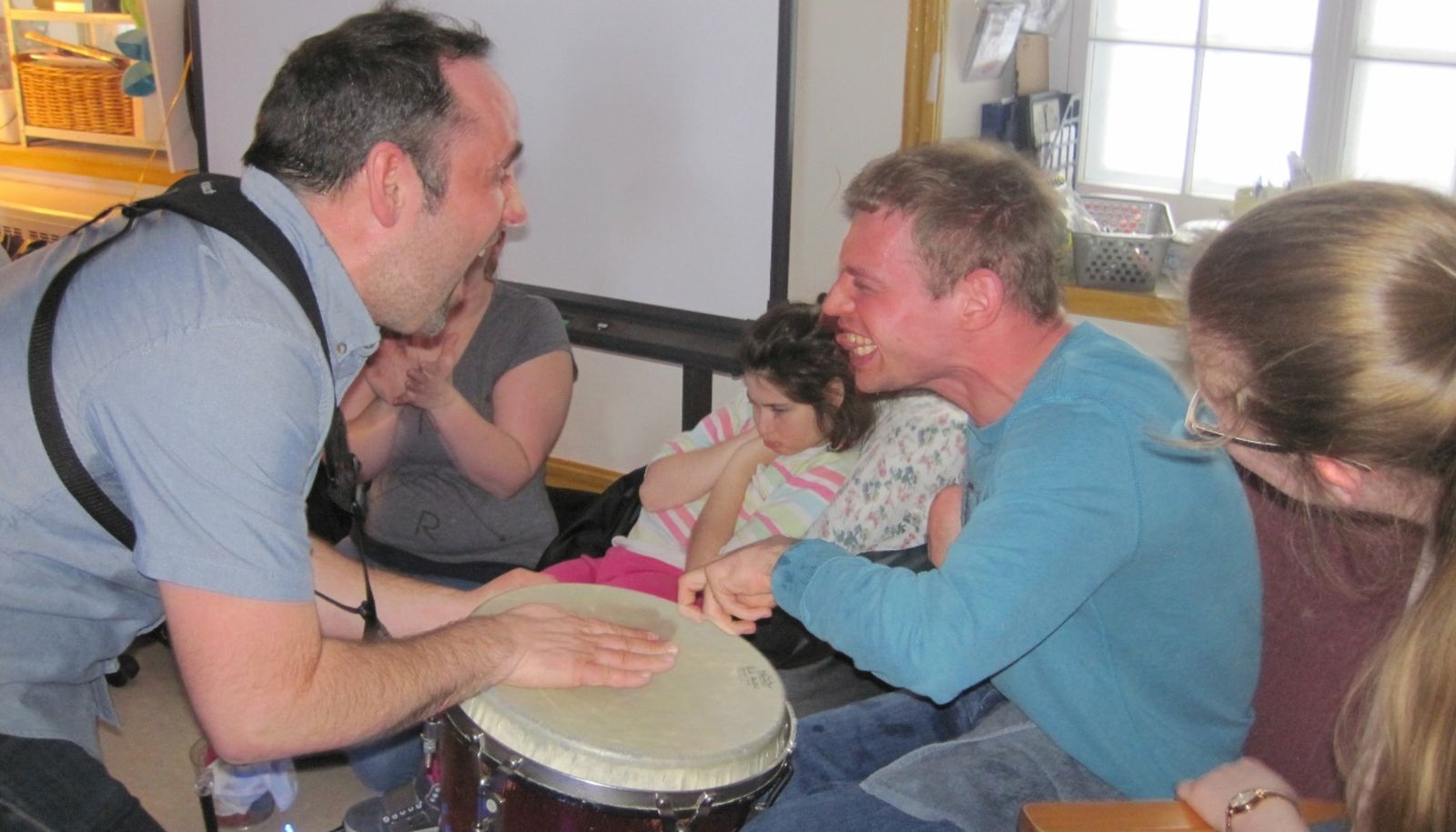 Francis fait de la musique dans un centre d’activités de jour, accompagné d’un bénévole.