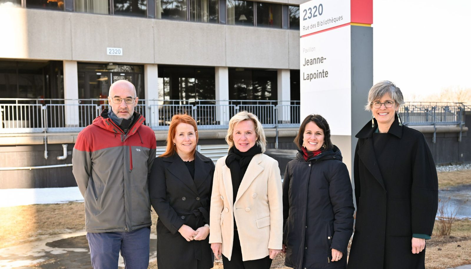 <p>La stèle au nom de Jeanne Lapointe a été dévoilée le 8 mars, Journée internationale des droits des femmes. S'y trouvaient Guillaume Pinson, doyen de la Faculté des lettres et des sciences humaines, Christine Hamel, professeure et vice-doyenne aux études à la Faculté des sciences de l'éducation, la ministre Martine Biron, la doctorante et biographe Claudia Raby et la rectrice Sophie D'Amours.</p>