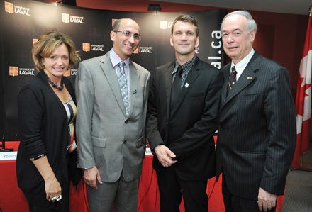 Josée Verner, ministre fédérale des Affaires intergouvernementales, Younès Messaddeq, titulaire de la Chaire d'excellence en recherche du Canada sur l'innovation en photonique dans le domaine de l'information et des communications, Marcel Babin, titulaire de la Chaire d'excellence en recherche du Canada sur la télédétection de la nouvelle frontière Arctique du Canada et le recteur Denis Brière, lors de l'annonce du 17 mai: «Les meilleurs attirent les meilleurs».