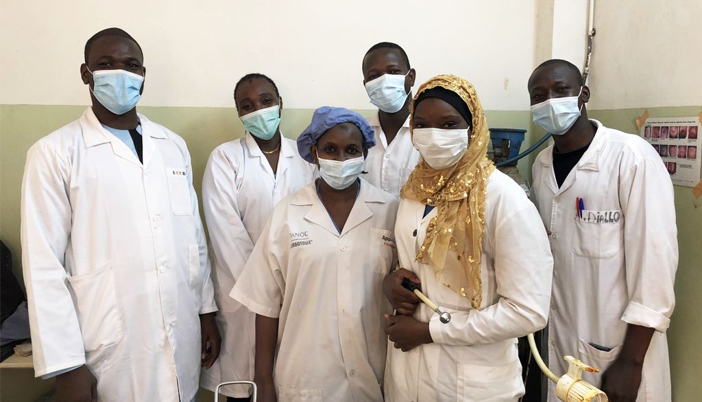 <p>Fatoumata Korika Tounkara (deuxième à partir de la gauche), en compagnie de travailleurs de la santé qui collaborent à son projet de recherche.</p>