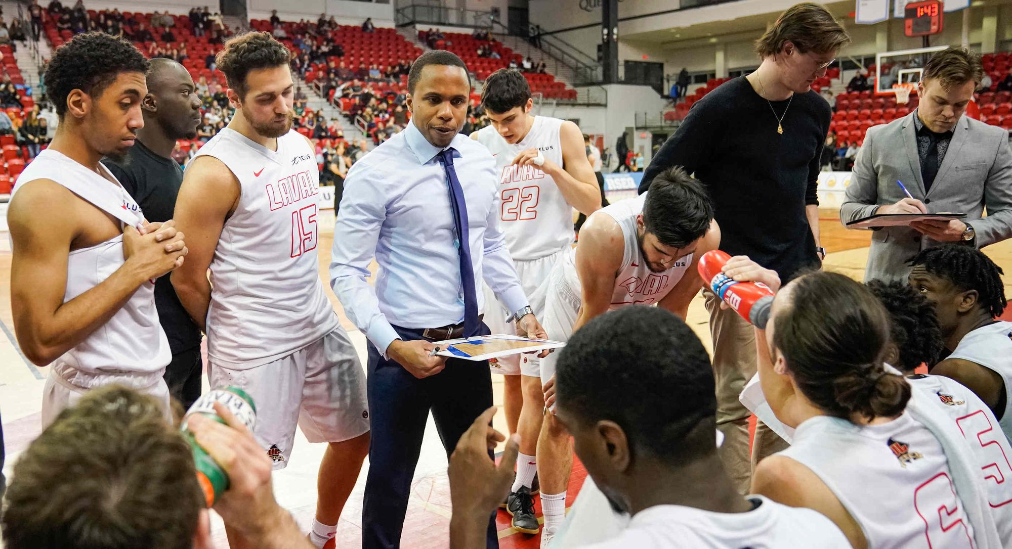 l’équipe masculine de basketball Rouge et Or lors d'un match contre les Gaiters de Bishop's
