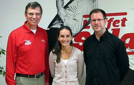 <p>De gauche à droite: Richard Buteau, directeur du Service de placement, Ariane Keck, vice-présidente aux études et à la recherche de l'ÆLIÉS, et Stéphane Lebrun, président de l'ÆLIÉS.</p>
