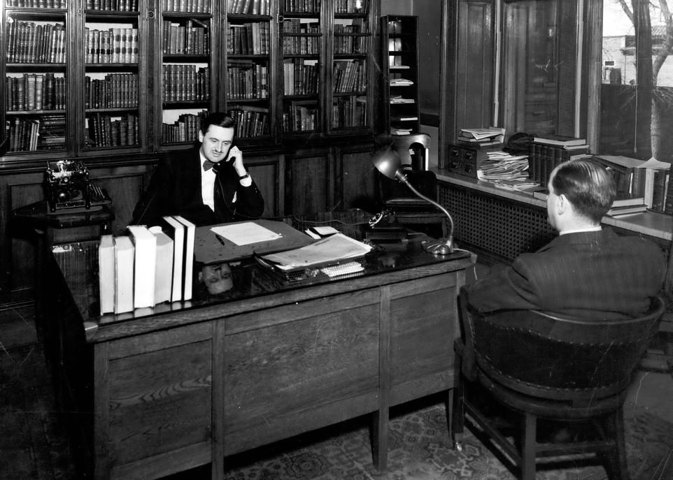 Jean-Charles Bonenfant dans son bureau du Parlement de Québec vers 1950. Il était alors assistant-directeur de la Bibliothèque de la législature.