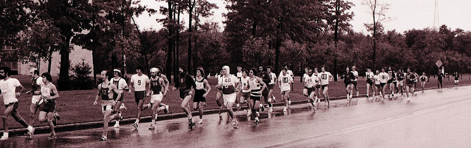 <p>Le professeur retraité Jean-Yves Savard se souvient que la course à pied était très peu populaire à l'époque de la création du PEPS. En 1972, le 10 kilomètres de l'Université avait attiré 56 participants. Avec le temps, cette course a pris de l'ampleur pour devenir une importante compétition, qui attire chaque année un peloton d'élite composé des meilleurs coureurs de la province.</p>