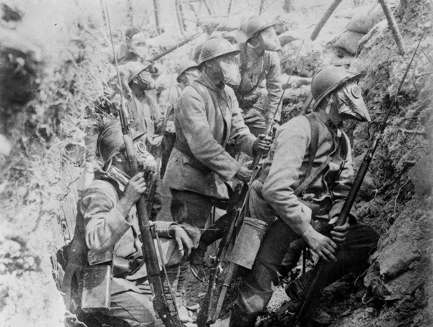 Soldats français portant des masques à gaz, 1917