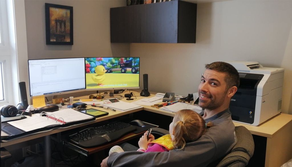 D’un côté, un écran pour faire son cours; de l’autre, un écran pour que sa fille regarde un dessin animé. Bruno Bourque conjugue sa réalité d’étudiant avec celle de papa.