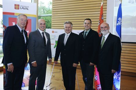 <p>Le recteur de l'Université Laval Denis Brière en compagnie d'Éric Bauce, vice-recteur exécutif et au développement, de Laurent Lessard, ministre des Forêts, de la Faune et des Parcs, d'Hugues Sansregret, directeur des opérations de la forêt Montmorency, et de Robert Beauregard, doyen de la Faculté de foresterie, de géographie et de géomatique.</p>