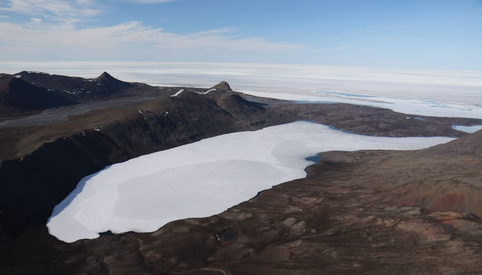 <p>Le lac A, situé dans le Haut-Arctique canadien, est isolé du monde depuis des millénaires.</p>