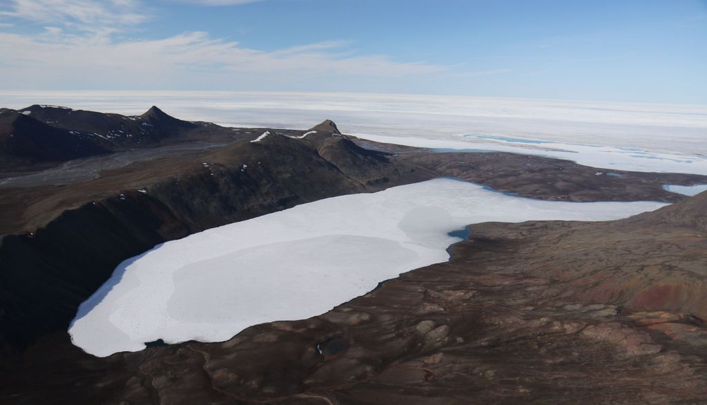Le lac A, situé dans le Haut-Arctique canadien, est isolé du monde depuis des millénaires.
