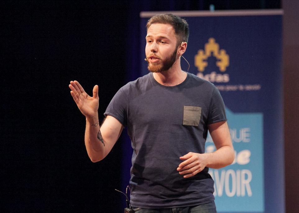 Le doctorant Damien Mathis le 4 mai à Montréal durant la finale nationale du concours Ma thèse en 180 secondes de l'Association francophone pour le savoir – ACFAS.