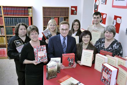 Une partie de l'équipe du Dictionnaire biographique du Canada. À l'avant: Jocelyne Trudel, Réal Bélanger, Denise Gagnon, Paulette M. Chiasson. Derrière: Sandy Darmagnac, Anne Carrier, Marie-Michelle Pagé et Alex Tremblay