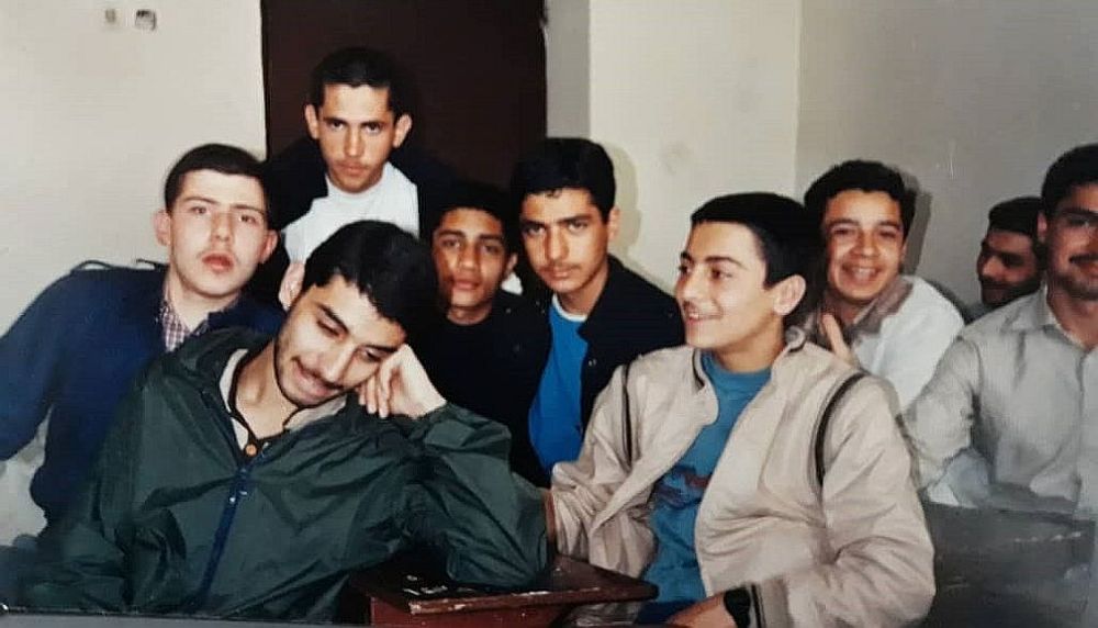 Mir Abolfazl Mostafavi (3e à partir de la gauche, debout derrière), en première année du secondaire, à l'école secondaire Daneshmand dans le quartier de Narmak, à Téhéran en Iran. 