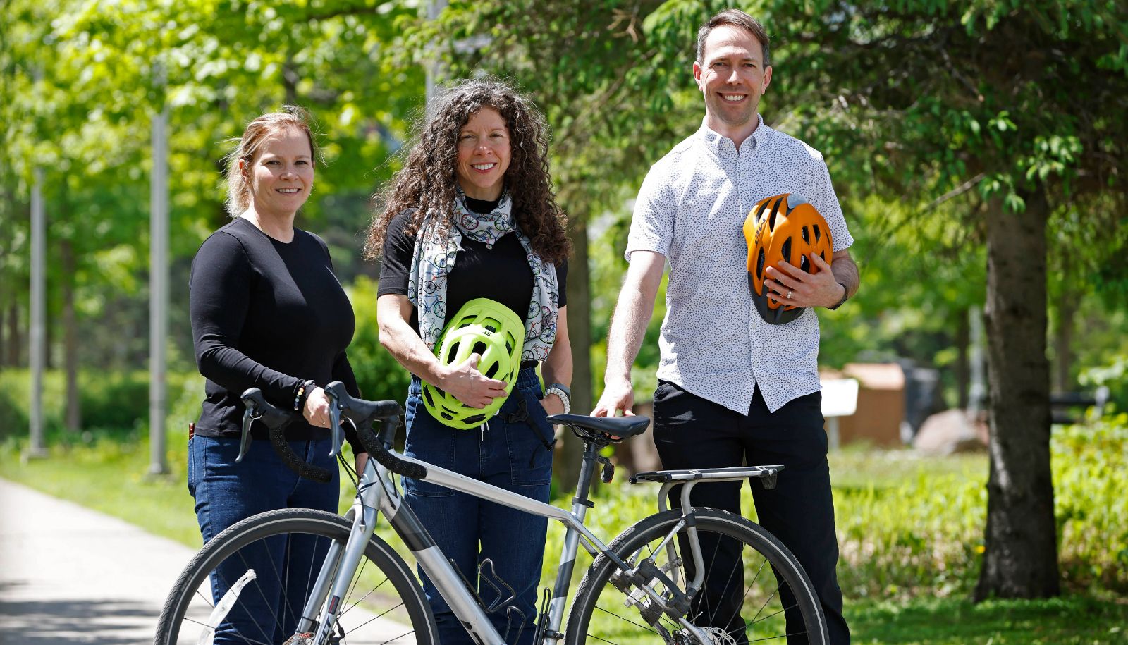 Renée Savard, Natacha Gaucher et Frédéric Douville feront partie des quelque 5000 cyclistes «boucleurs» qui auront pour point de départ le pont de Québec, se rendront jusqu'à Lotbinière, puis termineront leur parcours à l'Université. 