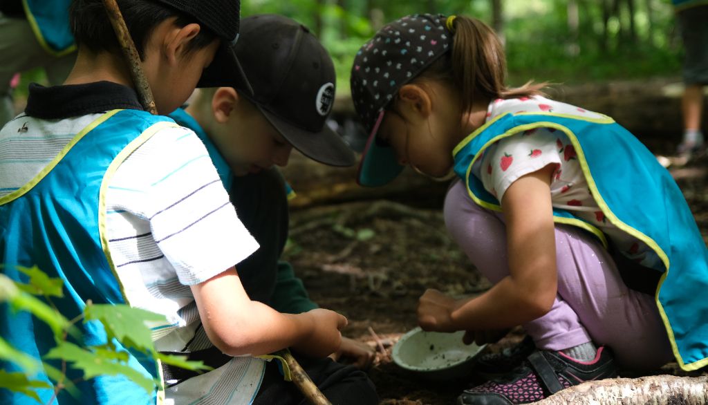 <p>Les enfants doivent utiliser ce qu'ils ont sous la main pour jouer et il y a beaucoup d'interactions entre eux, souligne la professeure Bouchard. L'éducation par la nature stimule aussi leur curiosité, ont remarqué les parents.</p>