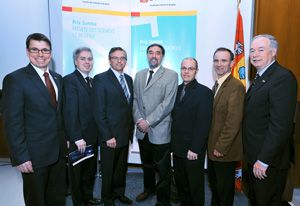 Guy Gendron, doyen de la Faculté des sciences et de génie, accompagné des récipiendaires des Prix Summa 2009, Mario Leclerc, Claude Marcoux, Luc Trudel, Carl Duchesne et André Gaumond, ainsi que du recteur, Denis Brière.