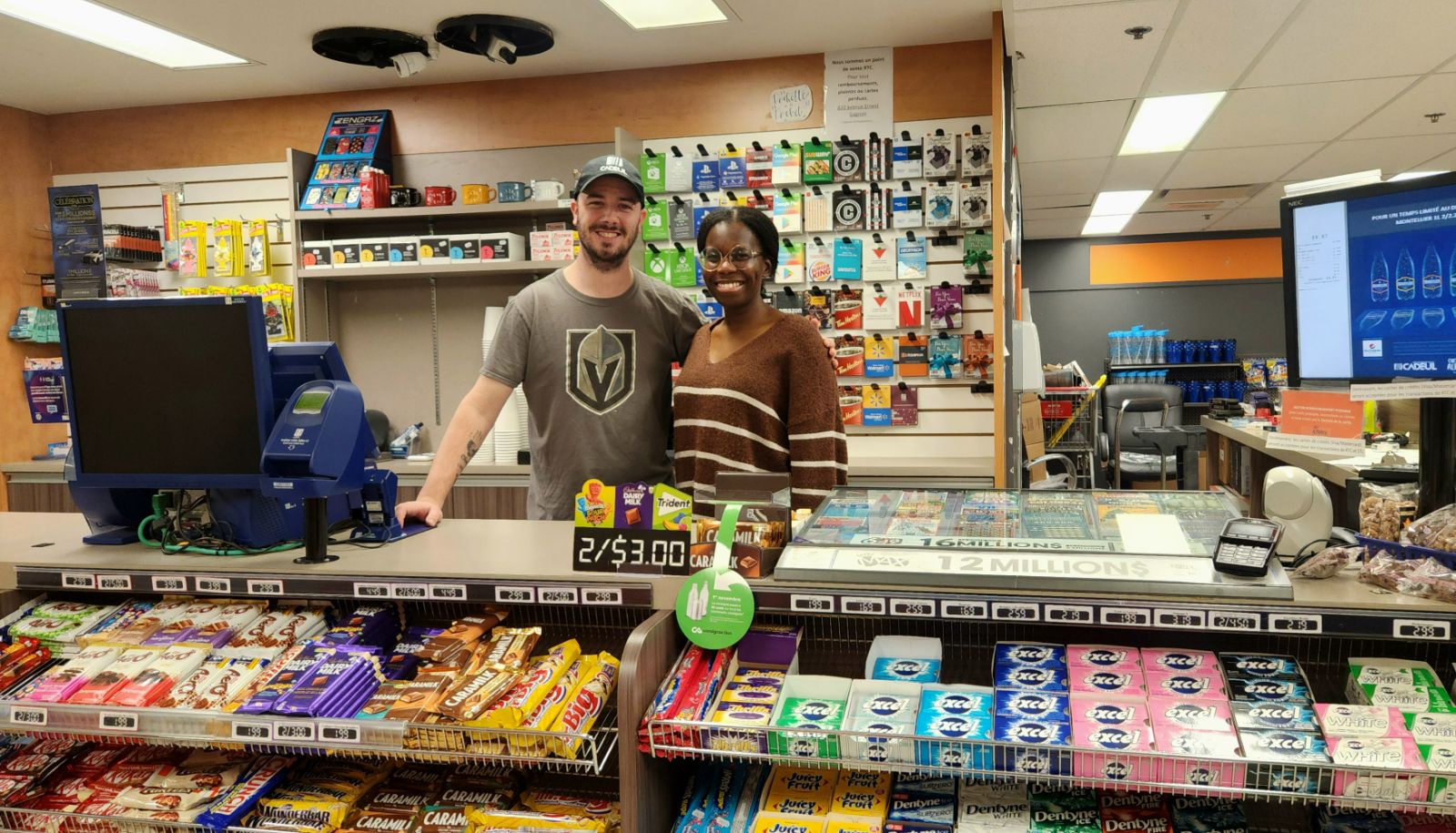 <p>Jonathan Marier, directeur du dépanneur, et Sarah, assistante-gérante, sont des visages connus des clients fidèles.</p>