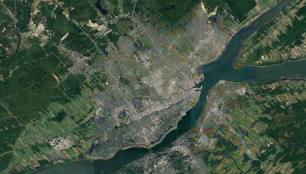 Image satellite actuelle de la région de Québec. Du nord-ouest au sud-est s’étalent les zones rurbaine, suburbaine, urbaine et rurbaine.