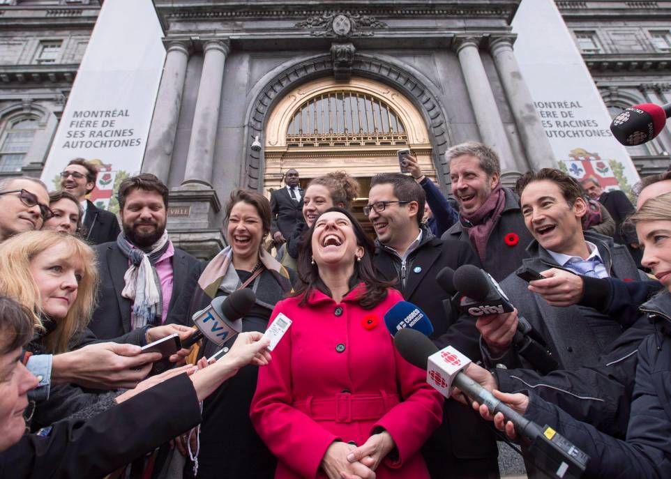 La mairesse de Montréal, Valérie Plante, sur les marches de l'Hôtel de Ville, au lendemain de sa victoire historique du 5 novembre 2017. Selon Guylaine Martel, les électeurs d'aujourd'hui recherchent de l'authenticité et de la proximité de la part des politiciens.
