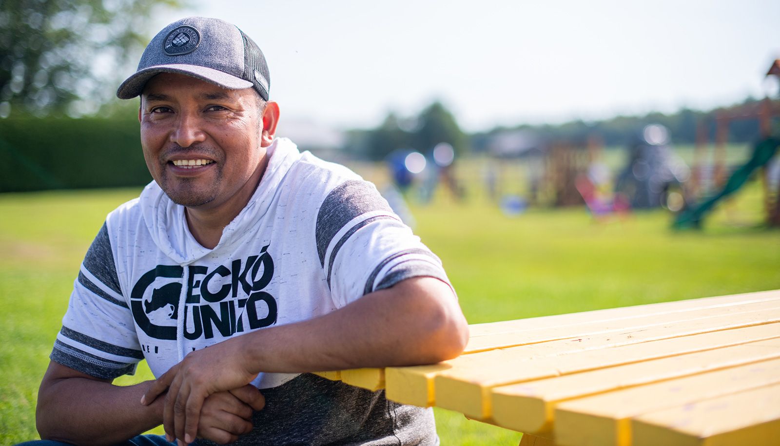<p>Maximino, un travailleur agricole mexicain sur son lieu de travail à l’île d’Orléans</p>