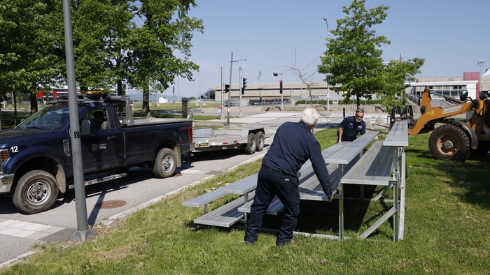 <p>Des estrades sont installées pour assister à l'arrivée des cyclistes.</p>