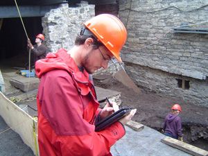Mathieu Rondeau utilisant l'Arch-Tablet sur le terrain de fouille de la terrasse Dufferin à Québec