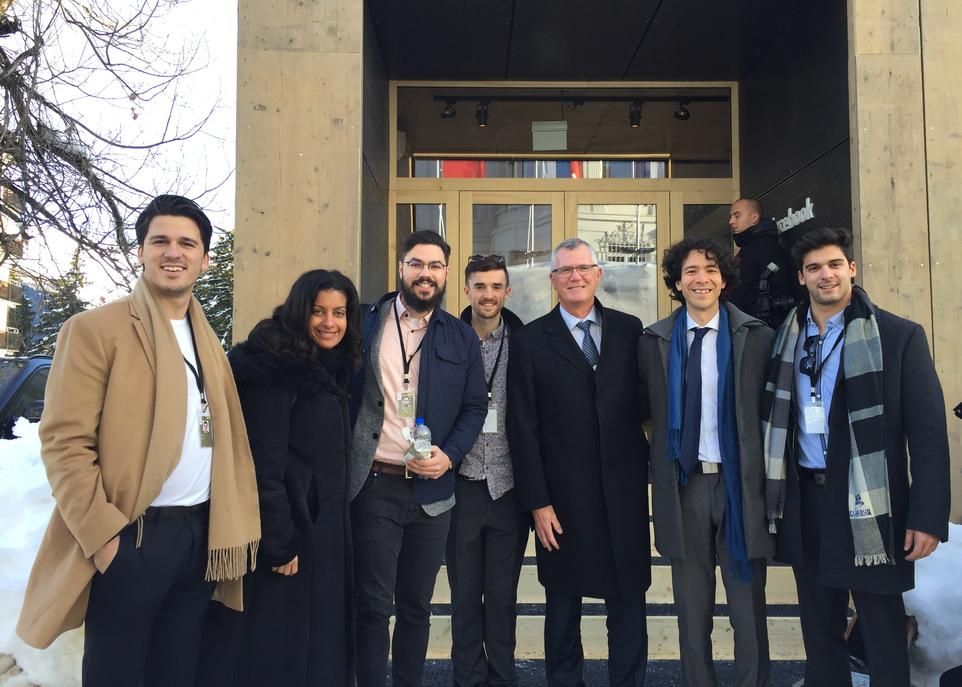 Durant leur séjour à Davos, les étudiants de l'Université Laval ont échangé avec la ministre de l'Économie, de la Science et de l'Innovation du Québec, Dominique Anglade, le PDG d'Investissement Québec, Pierre Gabriel Côté, et le chargé d'affaires par intérim à la Délégation générale du Québec à Munich, Nicolas Martin. Dans l'ordre habituel: Cimon Boily, Dominique Anglade, Antoine Audet, Félix Lavoie-Pérusse, Pierre Gabriel Côté, Nicolas Martin et Kevin Bélanger.