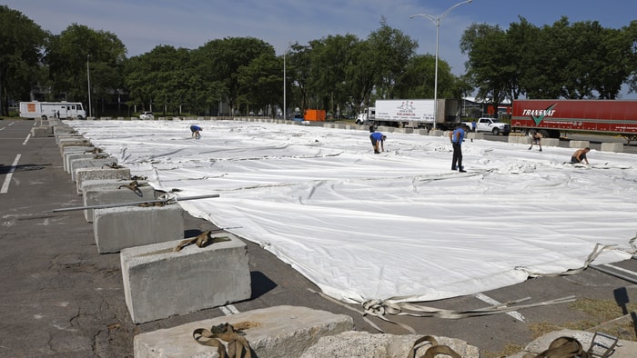 <p>Un grand chapiteau est installé dans le stationnement du pavillon Charles-De Koninck.</p>