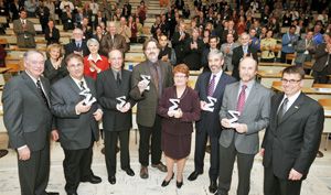 Le recteur Denis Brière et le doyen de la Faculté de la Faculté des sciences et de génie Guy Gendron, en compagnie des récipiendaires des Prix Summa 2008: Yves Jean (service à la communauté facultaire), Denis Faubert (carrière), François Anctil (enseignement), Rachel Asselin (service à la communauté facultaire), Claude Dussault (carrière) et Warwick Vincent (recherche).
