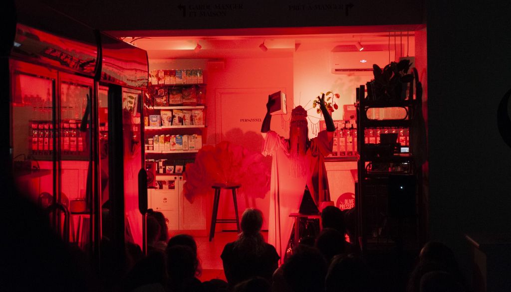 Performance de Mae Killia, à l'épicerie La Locale, lors du premier Casse-Gueule, tenu en 2022.