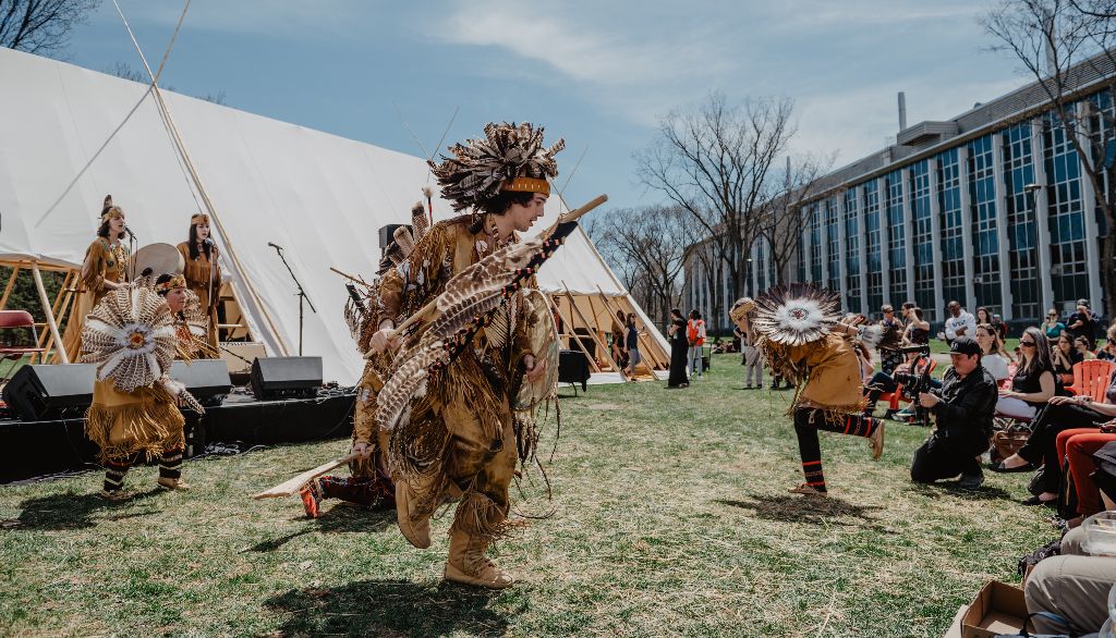 La troupe Sandokwa a offert des danses traditionnelles. Malgré la chaleur et un soleil de plomb, l'énergie était au rendez-vous.