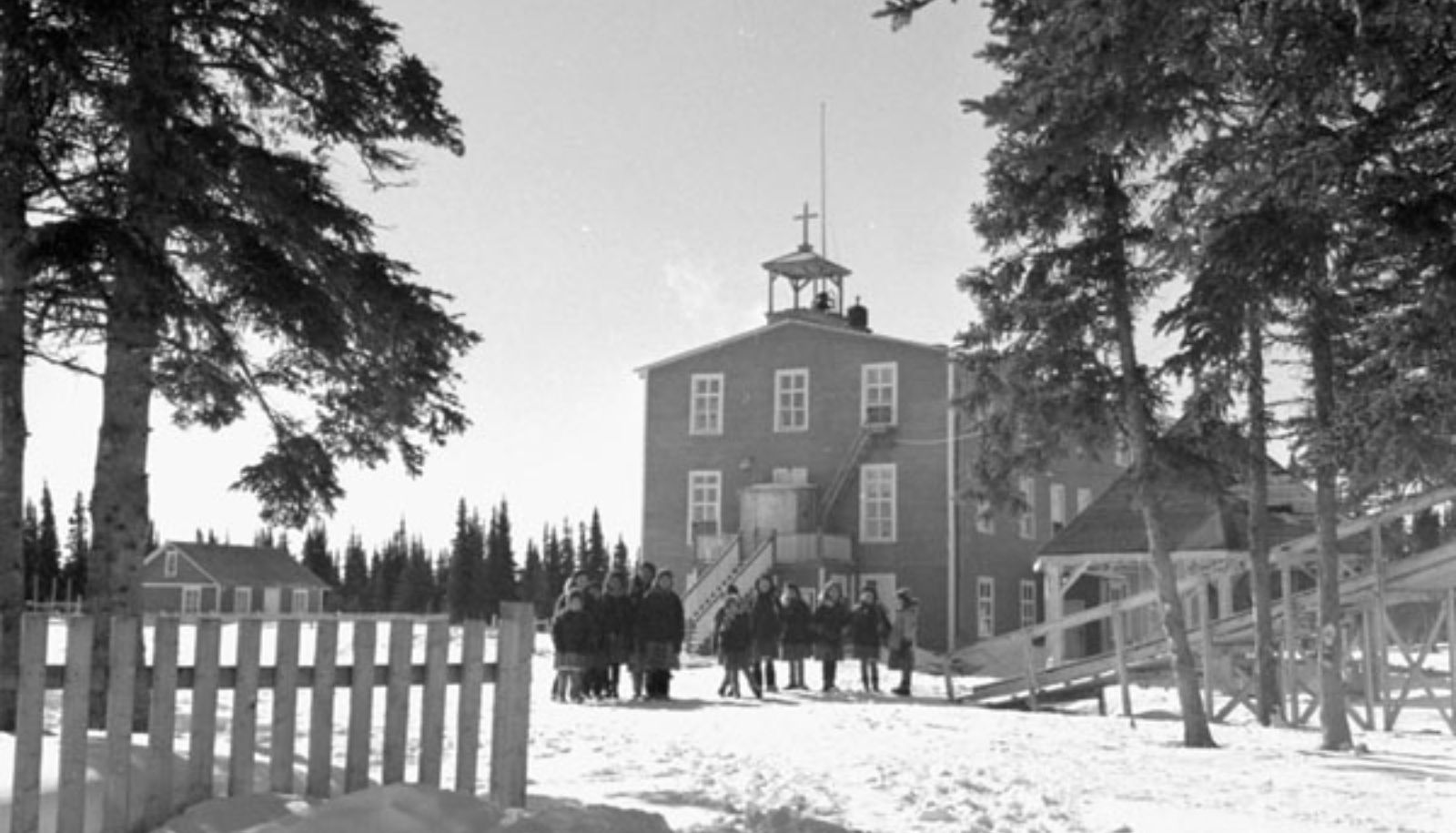 <p>Le pensionnat catholique de Fort George, ouvert en 1931, était situé sur une île à l'embouchure de la Grande Rivière. Les enfants innus de Mashteuiatsh y sont envoyés entre 1950 et 1960. </p>