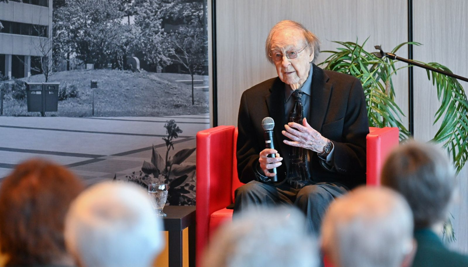 <p>Guy Rocher, professeur, sociologue et corédacteur avec Jeanne Lapointe du rapport Parent, était présent sur le campus le 8 mars.</p>