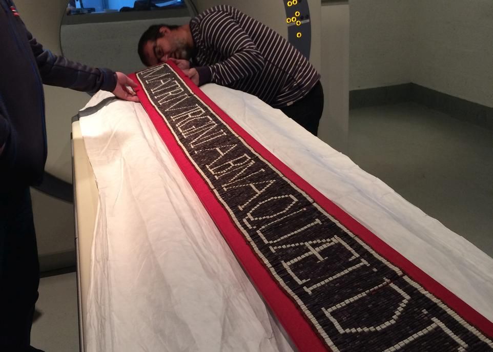 <p>Le wampum abénakis avant son passage à l'intérieur du tomodensitomètre. Les inscriptions latines signifient «la mère-vierge des Abénakis».</p>