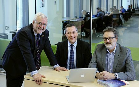 Bernard Garnier, vice-recteur aux études et aux activités internationales, Éric Martel, directeur du Bureau de la formation à distance, et François Anctil, professeur au Département de génie civil et de génie des eaux et responsable du MOOC en développement durable.