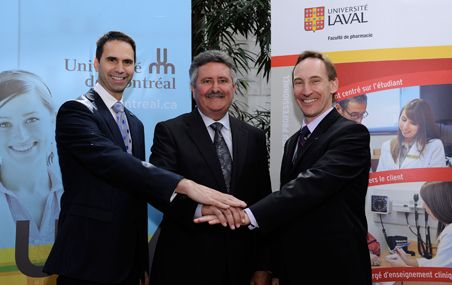 Le président du Groupe Uniprix, François Castonguay, entouré des doyens Pierre Moreau et Jean Lefebvre.