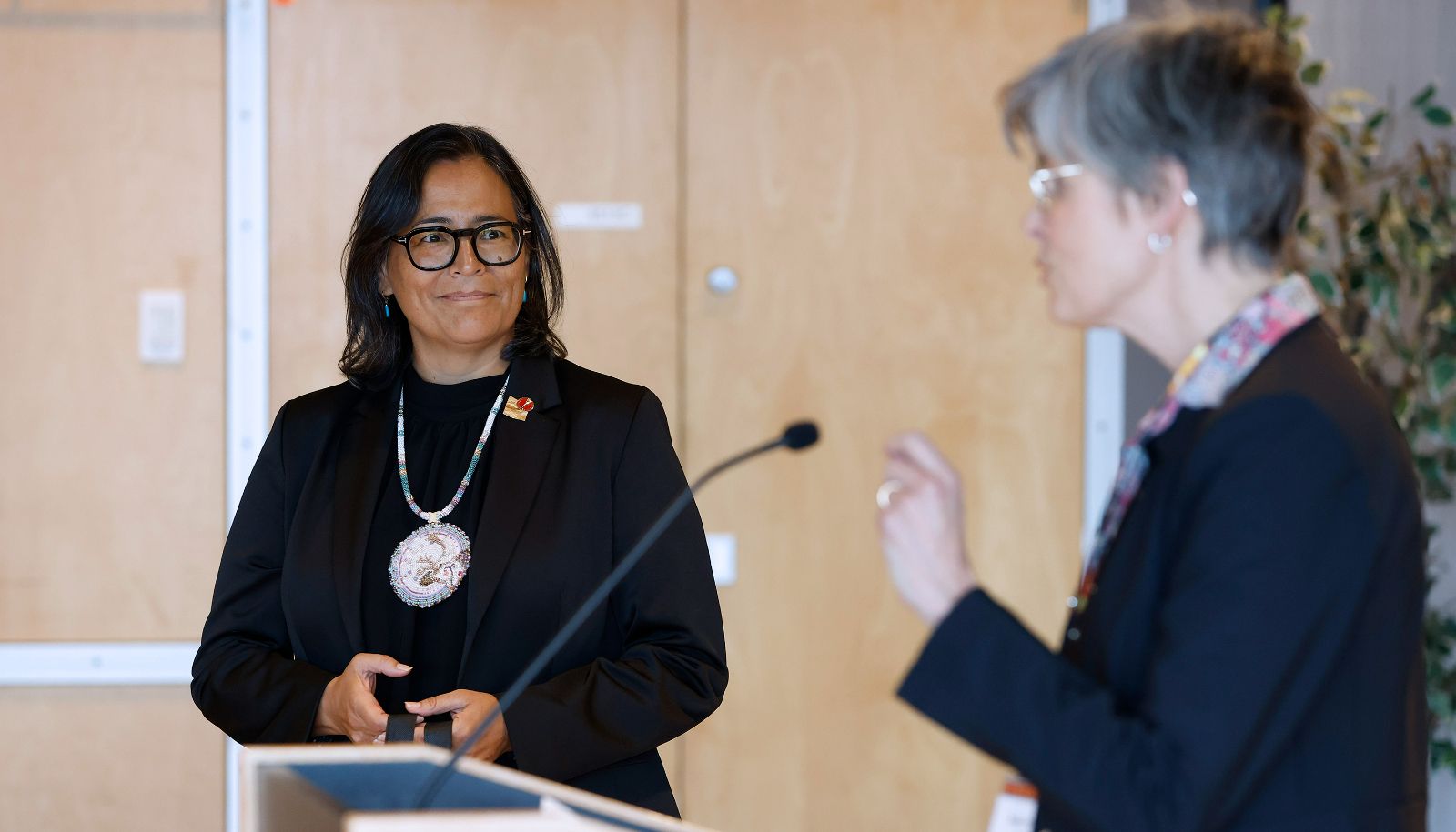 <p>Michèle Audette, conseillère principale à la réconciliation et à l'éducation autochtone à l'Université Laval, durant l'allocution de la rectrice</p>