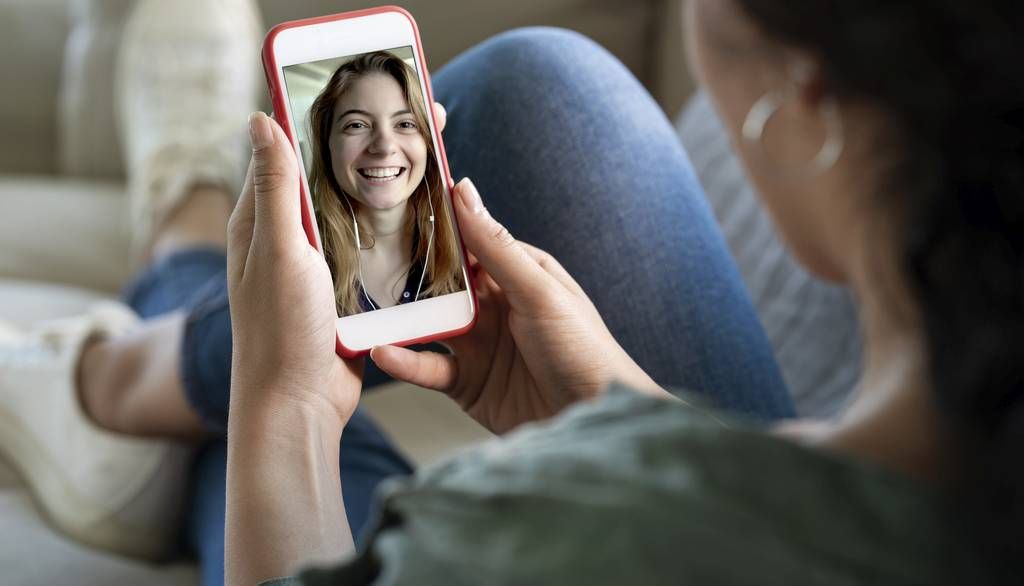 Être solidaire, s’entraider en temps de crise, c’est notamment téléphoner aux personnes de notre entourage qui sont peut-être en situation d’isolement.