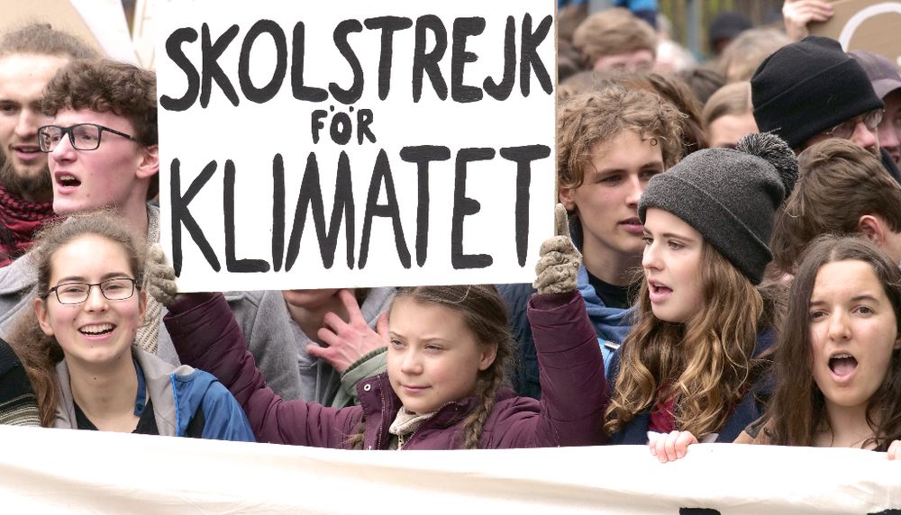<p>La militante de l’environnement Greta Thunberg à la tête d’une manifestation tenue à Berlin, en Allemagne, en mars 2019. La jeune Suédoise de 17 ans a su mobiliser, un peu partout sur la planète, des millions de jeunes, déjà acquis à la cause environnementaliste, qui se sont reconnus dans son action. Elle est devenue le visage du militantisme climatique de sa génération.</p>