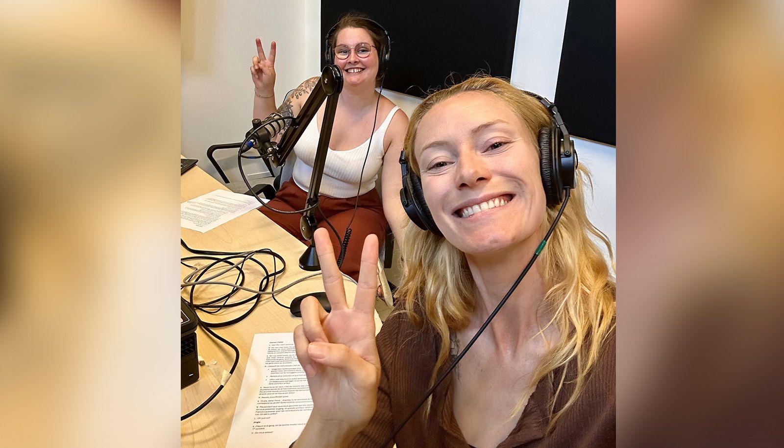 Vicky Langlois, à l’avant, et Laurence Alain, à l’arrière, durant l’enregistrement du balado Anthr’potes au Laboratoire en anthropologie multimodale.