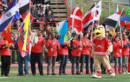 À l'occasion de la Semaine de la culture UL, un défilé des drapeaux représentant toutes les nationalités présentes sur le campus avait lieu dimanche dernier, lors du match opposant le Rouge et Or aux Carabins de Montréal.