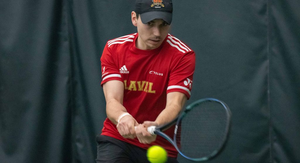 Félix Roy Arseneault, du club de tennis Rouge et Or de l'Université Laval.