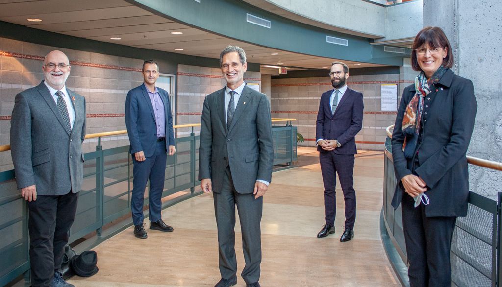 <p>Étaient présents lors de la conférence de presse (de gauche à droite): Robert Beauregard, vice-recteur exécutif et vice-recteur aux études et aux affaires étudiantes, Alain Gilbert, président-directeur général de La Fondation de l'Université Laval, André Darveau, vice-recteur à l'administration, Louis Frenette-Nolin, agent de recherche et de planification au Vice-rectorat à l'administration, et Sophie D'Amours, rectrice.</p>